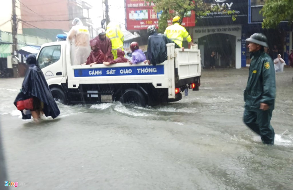 TP Vinh ngập cả mét nước trong đợt mưa như trút, giao thông tê liệt - Ảnh 12. TP Vinh ngập cả mét nước trong đợt mưa như trút, giao thông tê liệt - Ảnh 12.