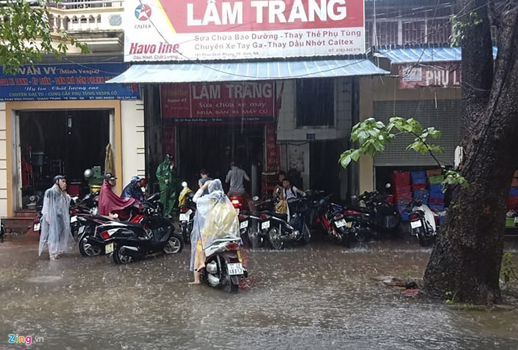 TP Vinh ngập cả mét nước trong đợt mưa như trút, giao thông tê liệt - Ảnh 13. TP Vinh ngập cả mét nước trong đợt mưa như trút, giao thông tê liệt - Ảnh 13.