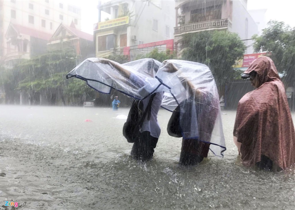TP Vinh ngập cả mét nước trong đợt mưa như trút, giao thông tê liệt - Ảnh 14. TP Vinh ngập cả mét nước trong đợt mưa như trút, giao thông tê liệt - Ảnh 14.