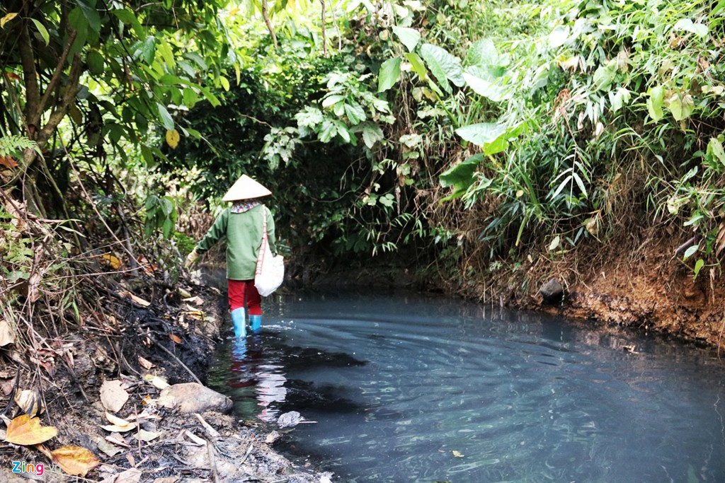 Dòng suối gần nhà máy nước sông Đà vẫn đen kịt sau 1 tuần bị đổ trộm - Ảnh 2. Dòng suối gần nhà máy nước sông Đà vẫn đen kịt sau 1 tuần bị đổ trộm - Ảnh 2.