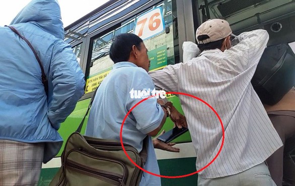 Vạch trần thủ đoạn dàn trận móc túi khách đi xe buýt trước KDL Suối Tiên - Ảnh 3. Vạch trần thủ đoạn dàn trận móc túi khách đi xe buýt trước KDL Suối Tiên - Ảnh 3.