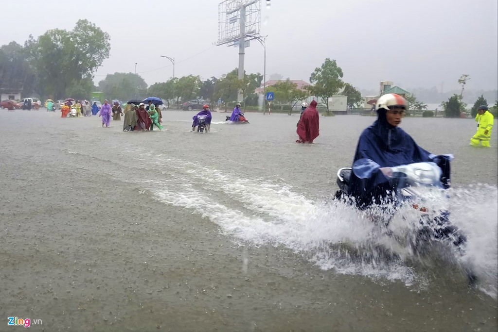 TP Vinh ngập cả mét nước trong đợt mưa như trút, giao thông tê liệt - Ảnh 2. TP Vinh ngập cả mét nước trong đợt mưa như trút, giao thông tê liệt - Ảnh 2.