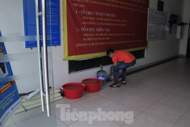 Người Hà Nội đổ bỏ nước miễn phí vì có mùi lạ - Ảnh 2. Người Hà Nội đổ bỏ nước miễn phí vì có mùi lạ - Ảnh 2.