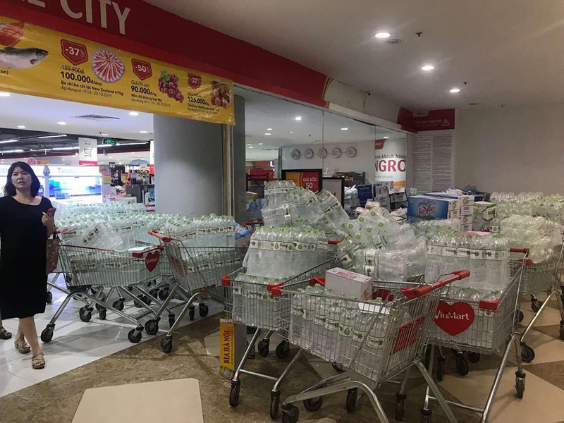 Người dân đổ xô đến siêu thị vét nước sạch - Ảnh 2. Người dân đổ xô đến siêu thị vét nước sạch - Ảnh 2.