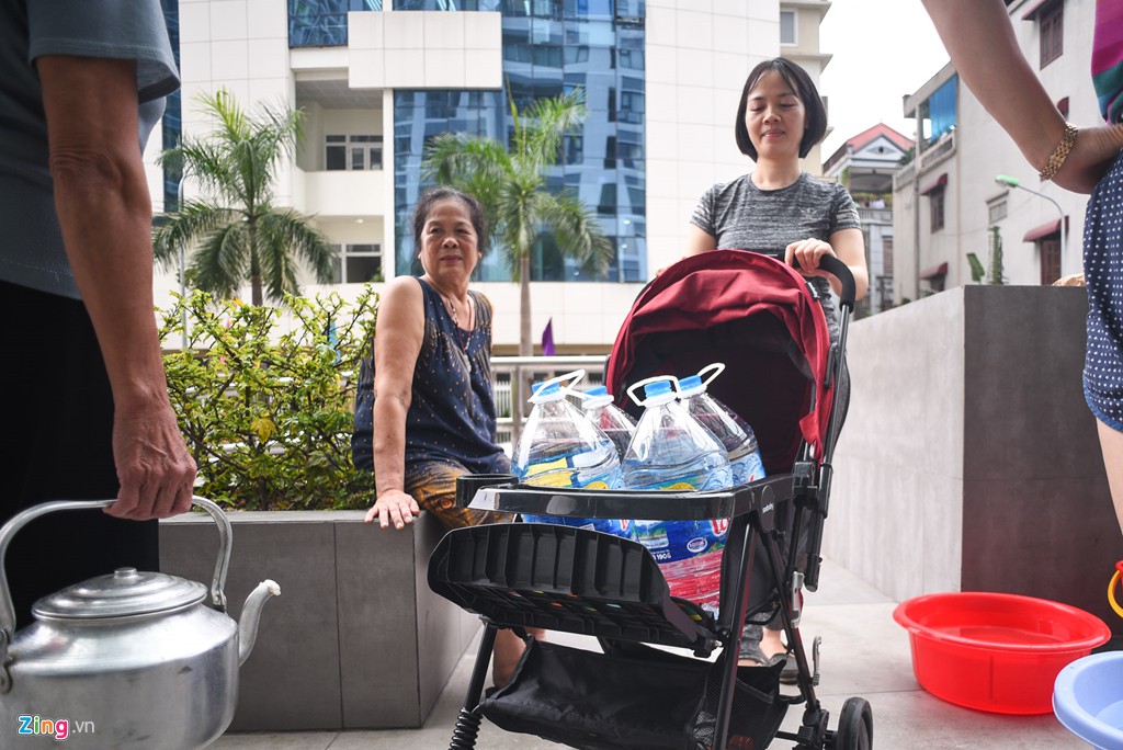 Người Hà Nội mang xoong nồi, xe nôi xếp hàng chờ nước sạch - Ảnh 3. Người Hà Nội mang xoong nồi, xe nôi xếp hàng chờ nước sạch - Ảnh 3.