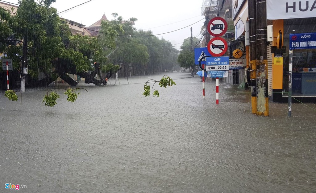 TP Vinh ngập cả mét nước trong đợt mưa như trút, giao thông tê liệt - Ảnh 4. TP Vinh ngập cả mét nước trong đợt mưa như trút, giao thông tê liệt - Ảnh 4.