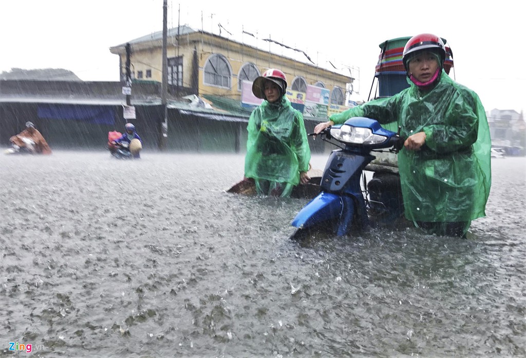TP Vinh ngập cả mét nước trong đợt mưa như trút, giao thông tê liệt - Ảnh 5. TP Vinh ngập cả mét nước trong đợt mưa như trút, giao thông tê liệt - Ảnh 5.