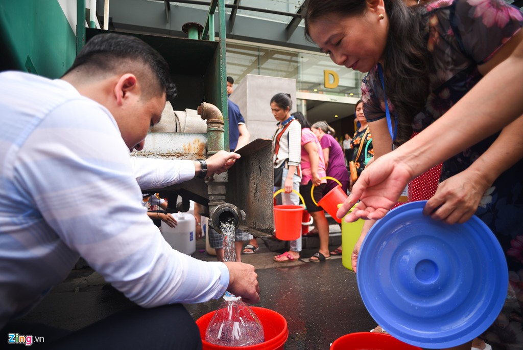 Người Hà Nội mang xoong nồi, xe nôi xếp hàng chờ nước sạch - Ảnh 5. Người Hà Nội mang xoong nồi, xe nôi xếp hàng chờ nước sạch - Ảnh 5.