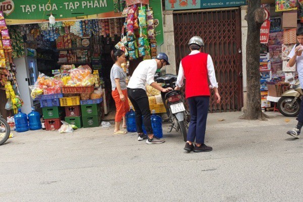 Cháy hàng nước đóng bình loại bình 20 lít, người Hà Nội phải mua giá gấp 3 - Ảnh 5. Cháy hàng nước đóng bình loại bình 20 lít, người Hà Nội phải mua giá gấp 3 - Ảnh 5.
