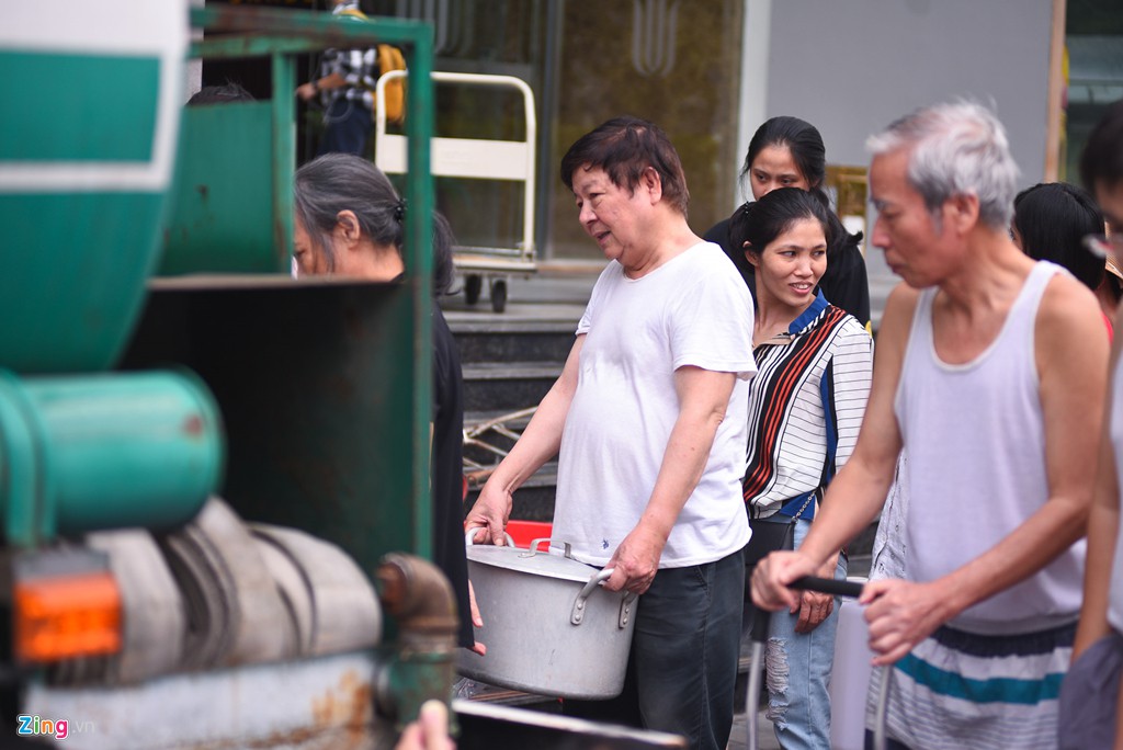 Người Hà Nội mang xoong nồi, xe nôi xếp hàng chờ nước sạch - Ảnh 7. Người Hà Nội mang xoong nồi, xe nôi xếp hàng chờ nước sạch - Ảnh 7.