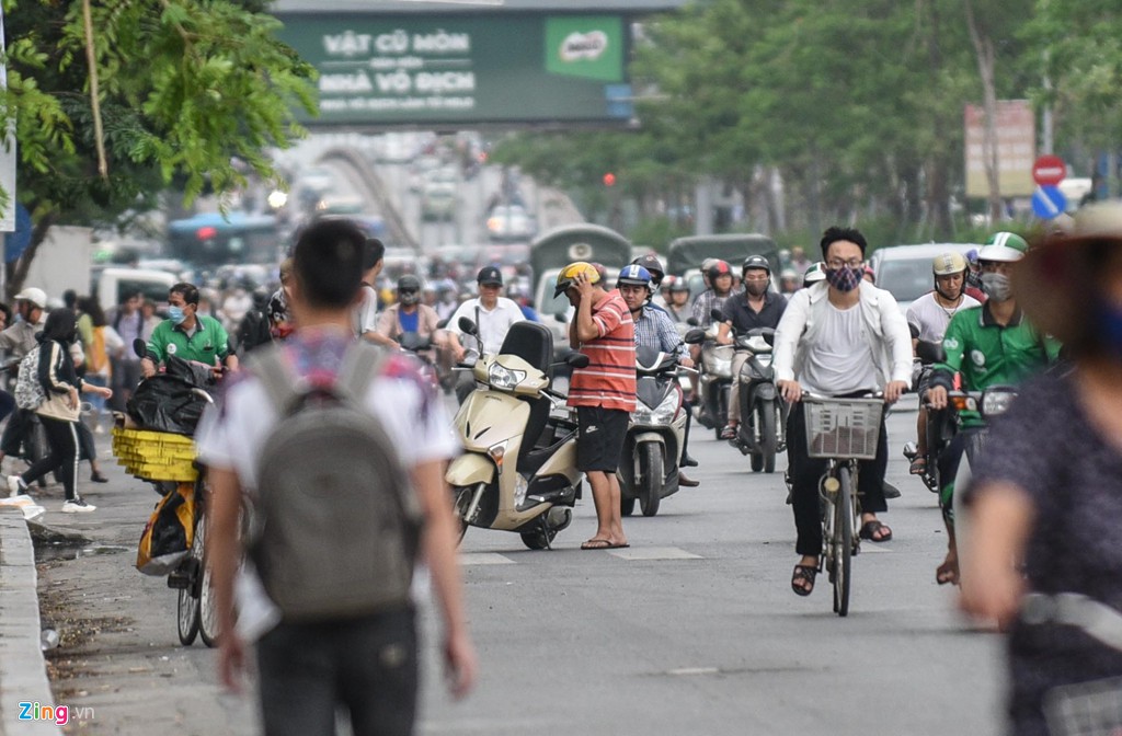 Tài xế xe máy quay đầu bỏ chạy khi nhìn thấy CSGT lao ra - Ảnh 7. Tài xế xe máy quay đầu bỏ chạy khi nhìn thấy CSGT lao ra - Ảnh 7.