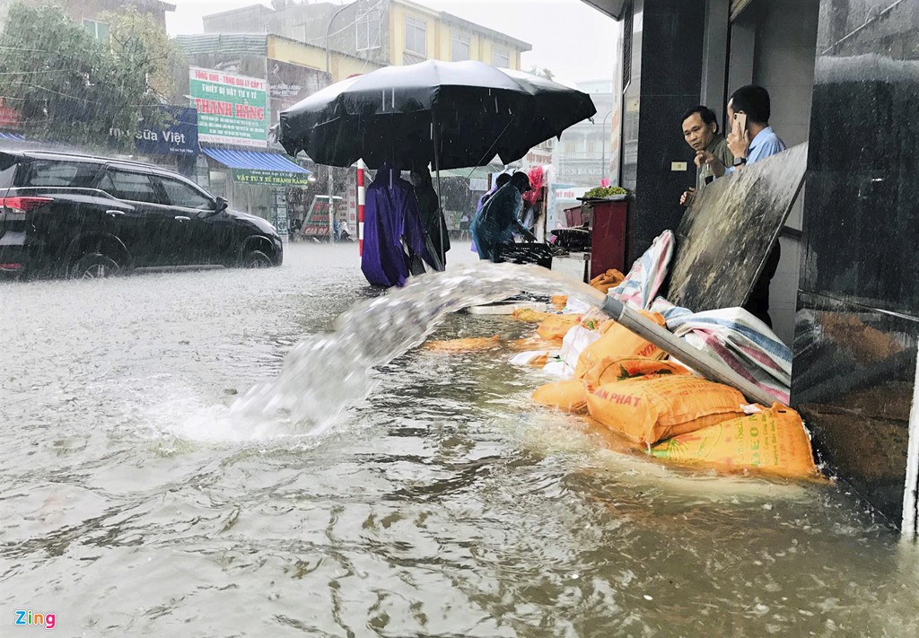 TP Vinh ngập cả mét nước trong đợt mưa như trút, giao thông tê liệt - Ảnh 8. TP Vinh ngập cả mét nước trong đợt mưa như trút, giao thông tê liệt - Ảnh 8.