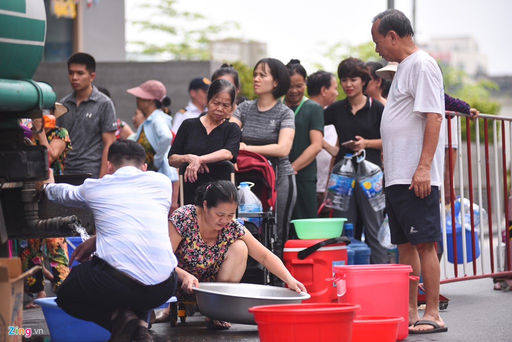 Người Hà Nội mang xoong nồi, xe nôi xếp hàng chờ nước sạch - Ảnh 8. Người Hà Nội mang xoong nồi, xe nôi xếp hàng chờ nước sạch - Ảnh 8.