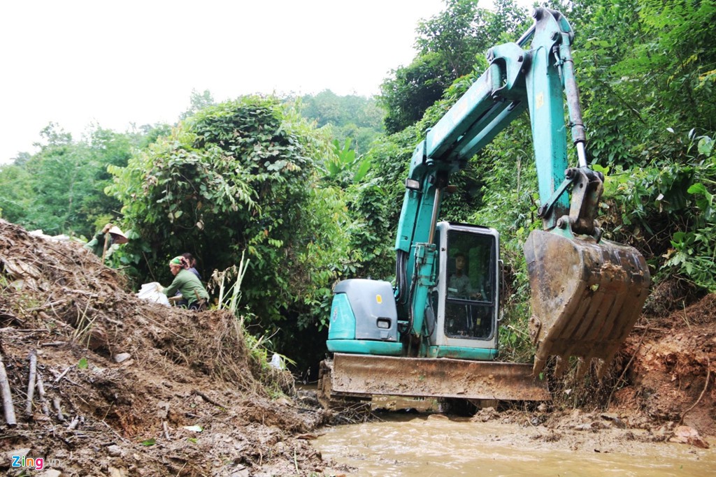 Dòng suối gần nhà máy nước sông Đà vẫn đen kịt sau 1 tuần bị đổ trộm - Ảnh 9. Dòng suối gần nhà máy nước sông Đà vẫn đen kịt sau 1 tuần bị đổ trộm - Ảnh 9.