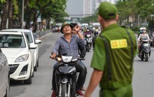 Tài xế xe máy quay đầu bỏ chạy khi nhìn thấy CSGT lao ra