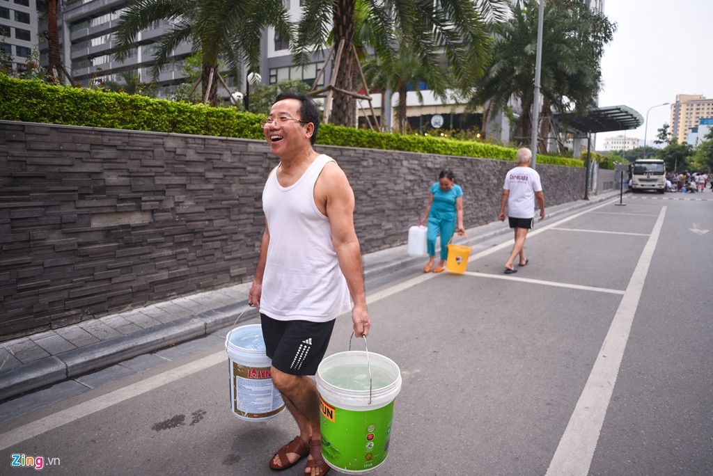 Người Hà Nội mang xoong nồi, xe nôi xếp hàng chờ nước sạch - Ảnh 9. Người Hà Nội mang xoong nồi, xe nôi xếp hàng chờ nước sạch - Ảnh 9.