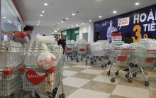 Nước sạch Sông Đà cấp trở lại, nhưng nước lọc đóng chai ở cửa hàng, siêu thị vẫn hết trong tích tắc