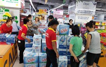 Giá cả thị trường hôm nay 17/10: VinMart  Hà Nội đang khuyến mãi nước uống đóng chai cho người dân bị ảnh hưởng nguồn nước ô nhiễm của nước sạch Sông Đà