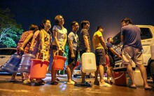 Cảnh người dân Hà Nội thức xuyên đêm xếp hàng chờ lấy nước sạch
