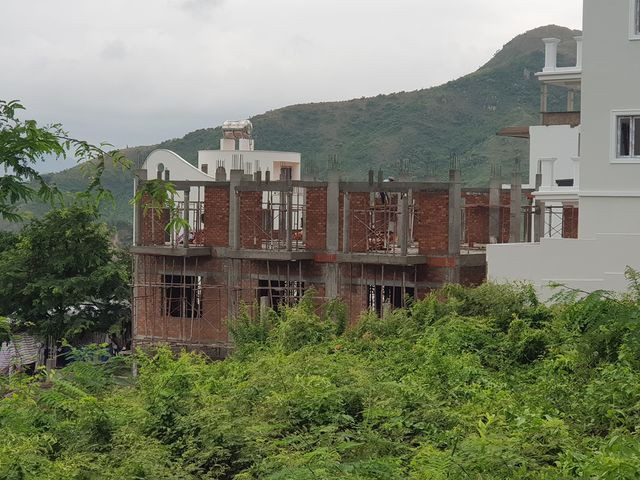 Dự án biệt thự ven biển Nha Trang rầm rộ thi công bất chấp lệnh tạm dừng - Ảnh 3. Dự án biệt thự ven biển Nha Trang rầm rộ thi công bất chấp lệnh tạm dừng - Ảnh 3.
