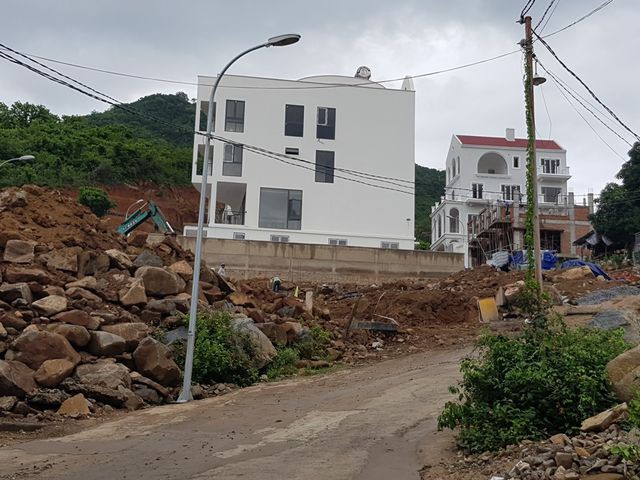 Dự án biệt thự ven biển Nha Trang rầm rộ thi công bất chấp lệnh tạm dừng - Ảnh 4. Dự án biệt thự ven biển Nha Trang rầm rộ thi công bất chấp lệnh tạm dừng - Ảnh 4.