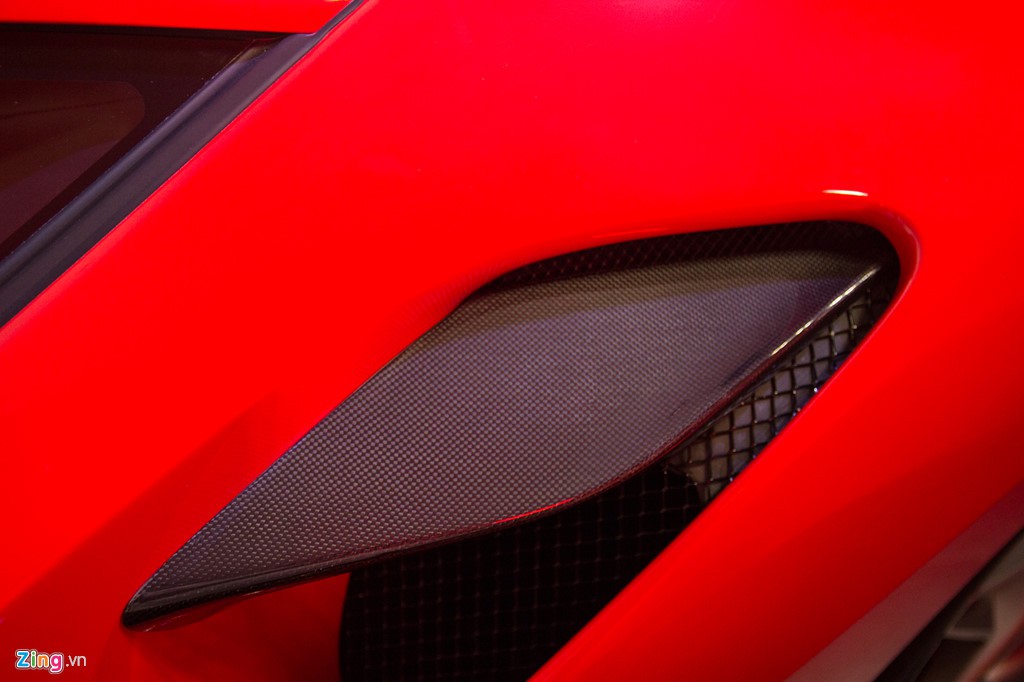 Siêu xe Ferrari F8 Tributo đầu tiên xuất hiện tại Việt Nam - Ảnh 6. Siêu xe Ferrari F8 Tributo đầu tiên xuất hiện tại Việt Nam - Ảnh 6.