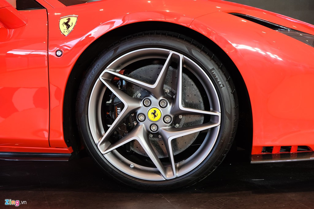 Siêu xe Ferrari F8 Tributo đầu tiên xuất hiện tại Việt Nam - Ảnh 7. Siêu xe Ferrari F8 Tributo đầu tiên xuất hiện tại Việt Nam - Ảnh 7.