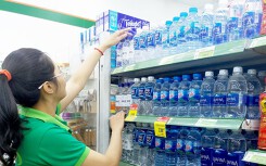 VinMart, Big C và Co.op đồng loạt giảm giá nước uống đóng chai tại Hà Nội trong sự cố Nước sạch Sông Đà nhiễm dầu