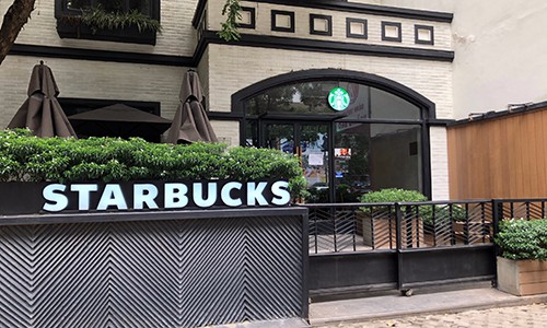 Starbucks đóng nhiều cửa hàng vì thiếu nước sạch - Ảnh 1. Starbucks đóng nhiều cửa hàng vì thiếu nước sạch - Ảnh 1.