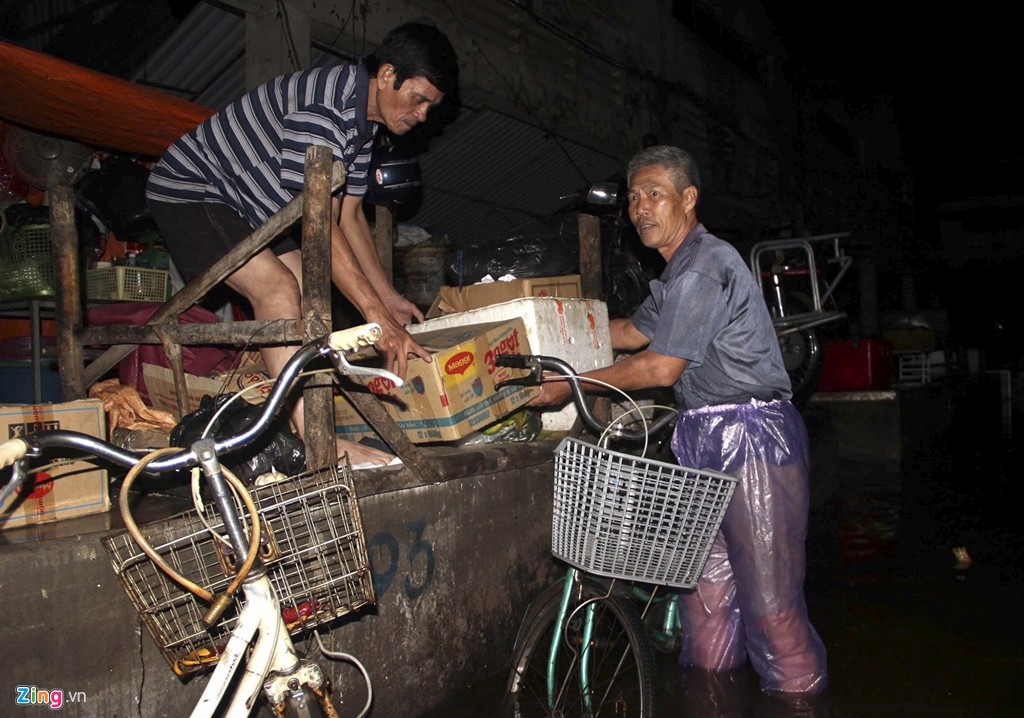 Tiểu thương mếu máo vì hàng hóa hư hỏng sau đợt mưa ngập tới nóc - Ảnh 10. Tiểu thương mếu máo vì hàng hóa hư hỏng sau đợt mưa ngập tới nóc - Ảnh 10.