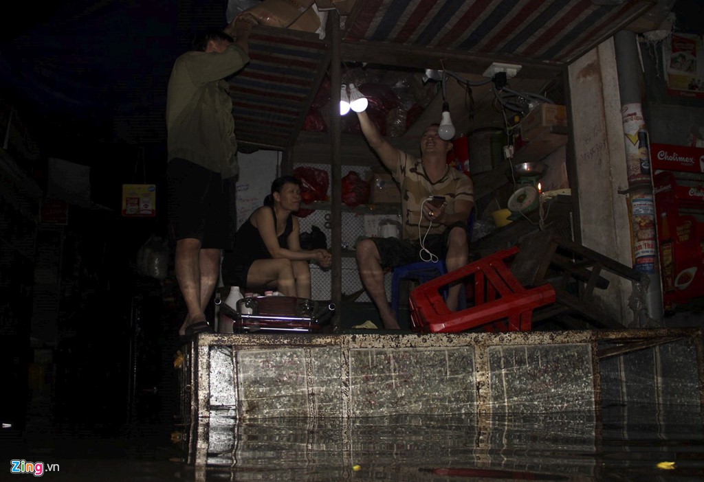 Tiểu thương mếu máo vì hàng hóa hư hỏng sau đợt mưa ngập tới nóc - Ảnh 11. Tiểu thương mếu máo vì hàng hóa hư hỏng sau đợt mưa ngập tới nóc - Ảnh 11.