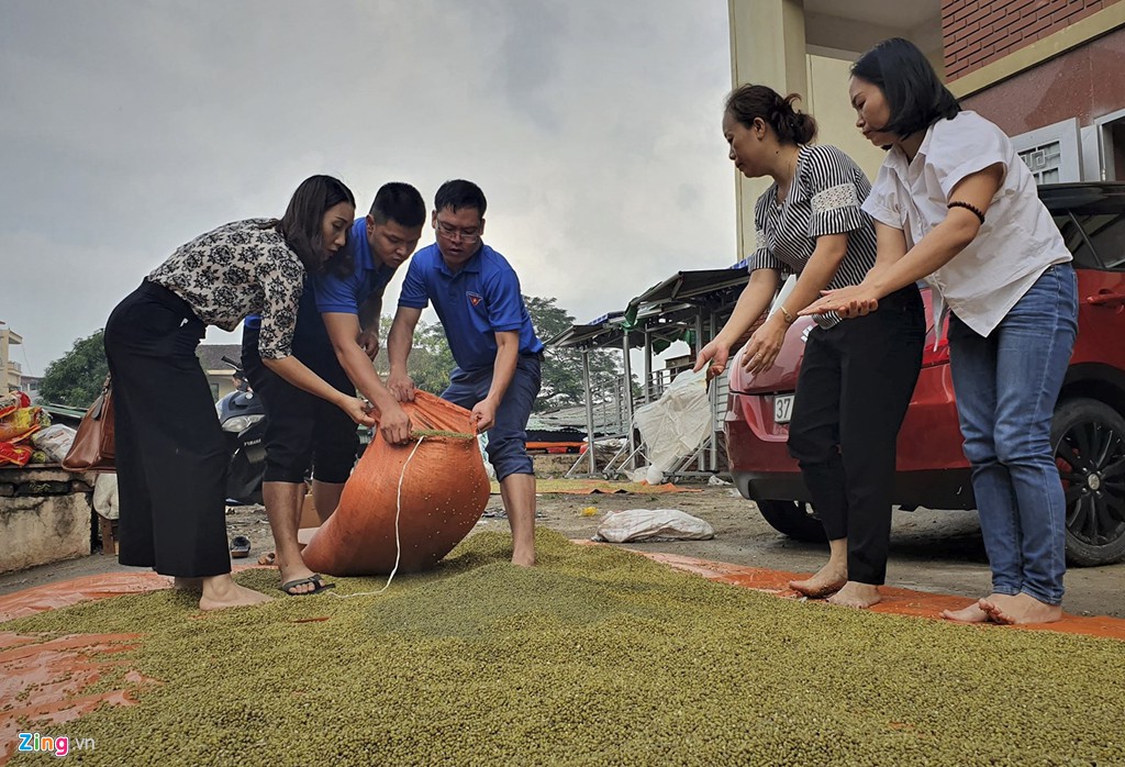 Tiểu thương mếu máo vì hàng hóa hư hỏng sau đợt mưa ngập tới nóc - Ảnh 12. Tiểu thương mếu máo vì hàng hóa hư hỏng sau đợt mưa ngập tới nóc - Ảnh 12.