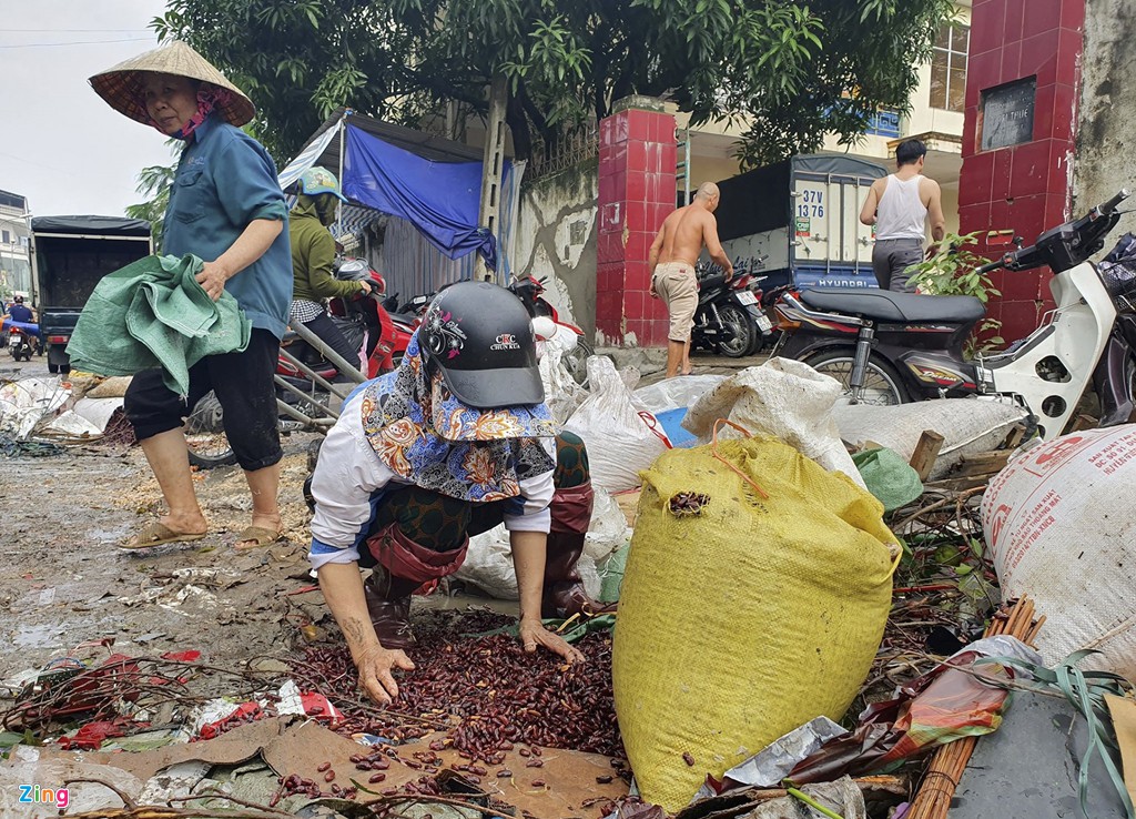 Tiểu thương mếu máo vì hàng hóa hư hỏng sau đợt mưa ngập tới nóc - Ảnh 13. Tiểu thương mếu máo vì hàng hóa hư hỏng sau đợt mưa ngập tới nóc - Ảnh 13.