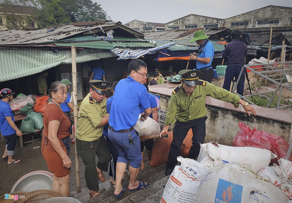 Tiểu thương mếu máo vì hàng hóa hư hỏng sau đợt mưa ngập tới nóc - Ảnh 4. Tiểu thương mếu máo vì hàng hóa hư hỏng sau đợt mưa ngập tới nóc - Ảnh 4.