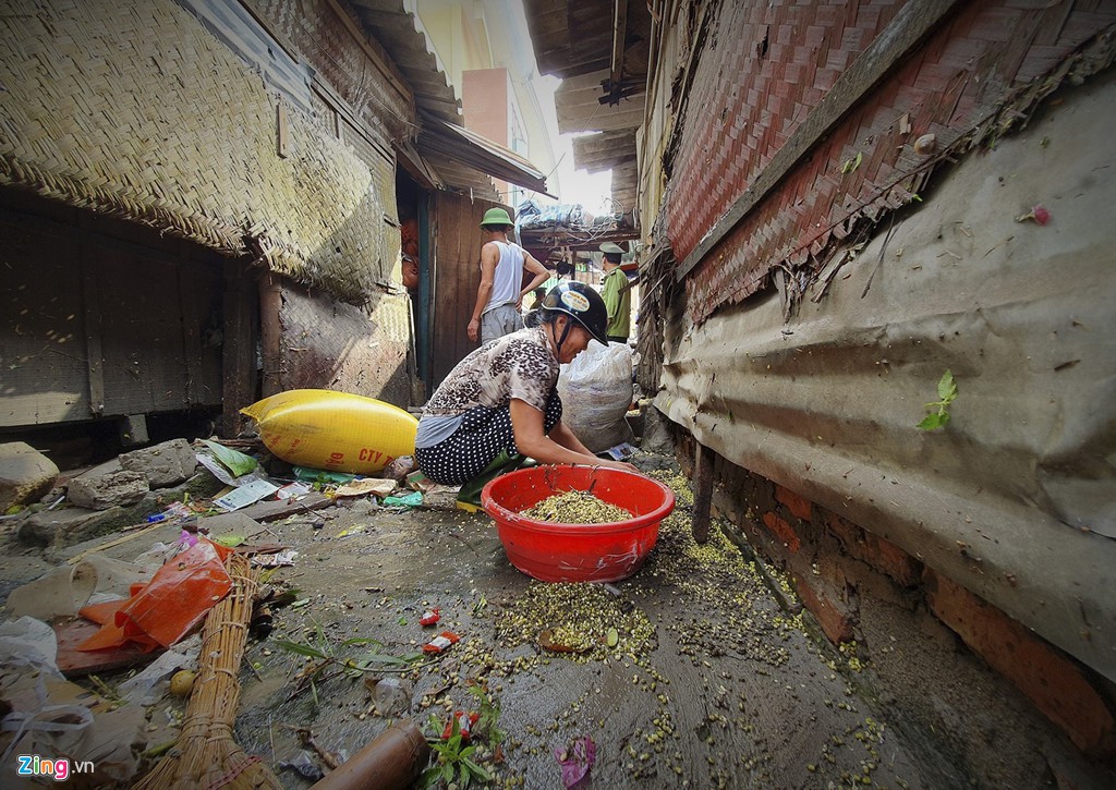 Tiểu thương mếu máo vì hàng hóa hư hỏng sau đợt mưa ngập tới nóc - Ảnh 5. Tiểu thương mếu máo vì hàng hóa hư hỏng sau đợt mưa ngập tới nóc - Ảnh 5.