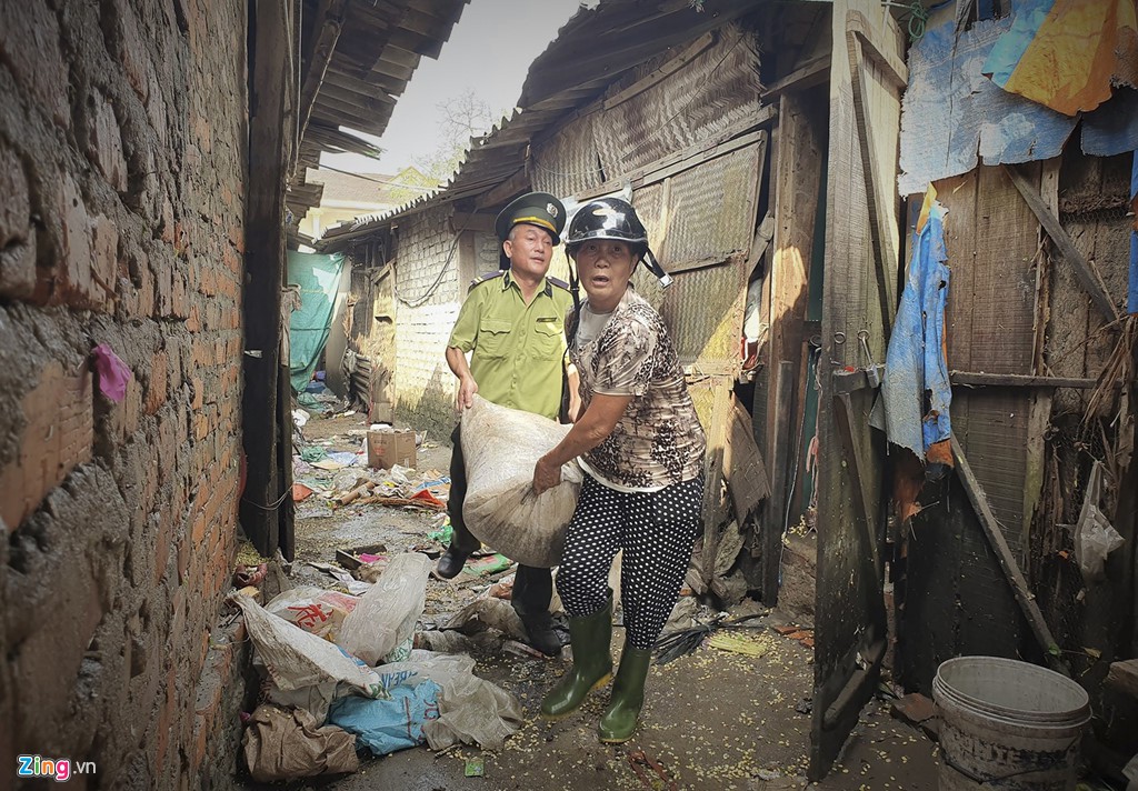Tiểu thương mếu máo vì hàng hóa hư hỏng sau đợt mưa ngập tới nóc - Ảnh 6. Tiểu thương mếu máo vì hàng hóa hư hỏng sau đợt mưa ngập tới nóc - Ảnh 6.