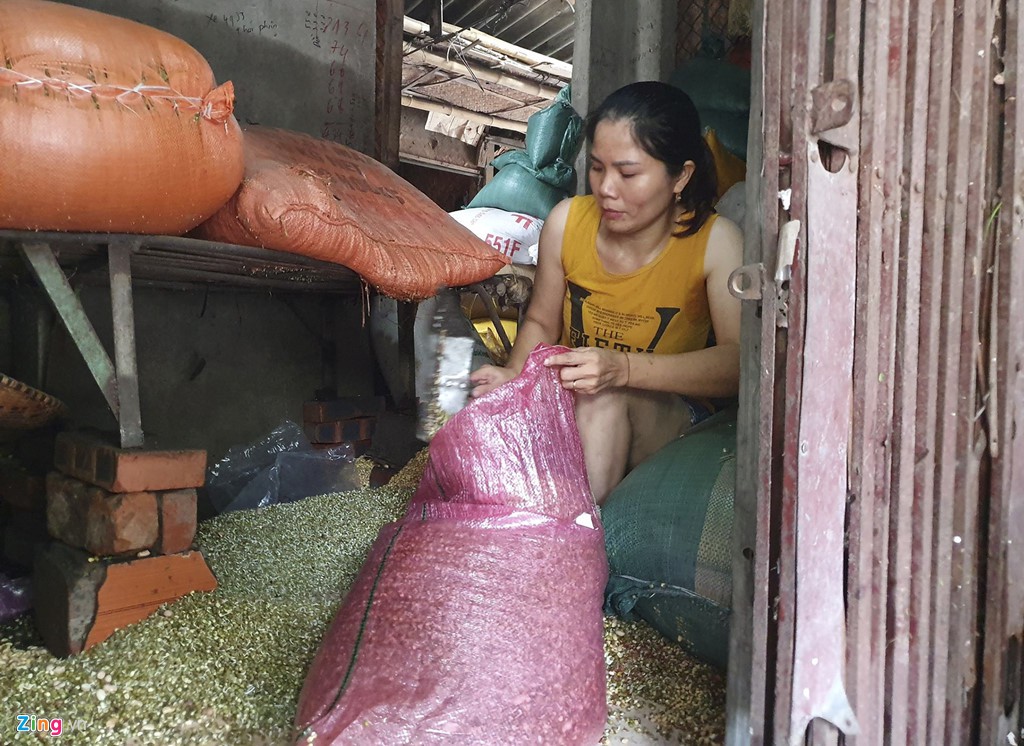 Tiểu thương mếu máo vì hàng hóa hư hỏng sau đợt mưa ngập tới nóc - Ảnh 7. Tiểu thương mếu máo vì hàng hóa hư hỏng sau đợt mưa ngập tới nóc - Ảnh 7.