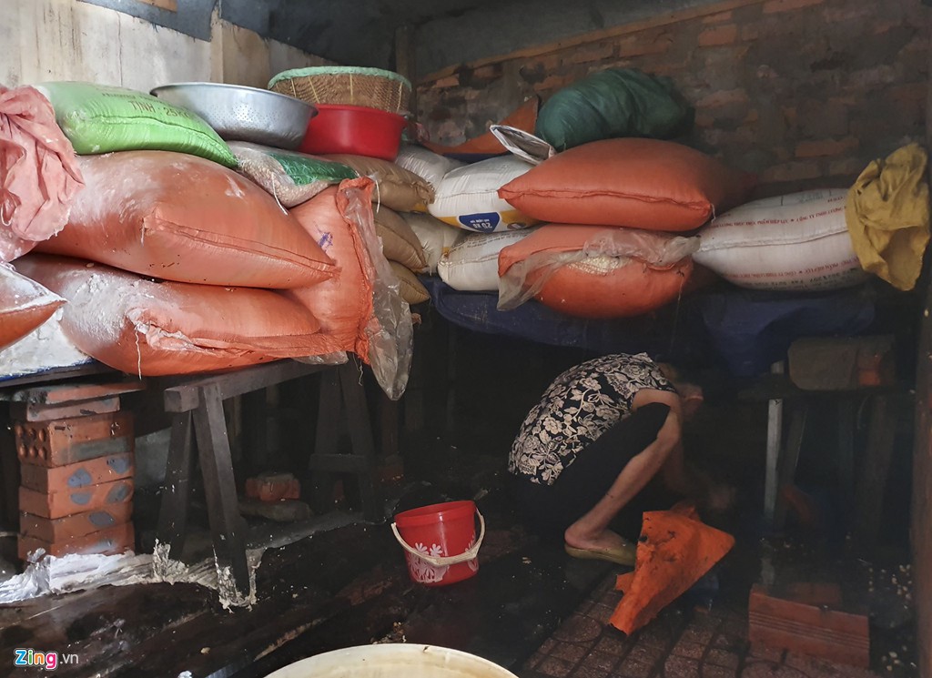 Tiểu thương mếu máo vì hàng hóa hư hỏng sau đợt mưa ngập tới nóc - Ảnh 8. Tiểu thương mếu máo vì hàng hóa hư hỏng sau đợt mưa ngập tới nóc - Ảnh 8.