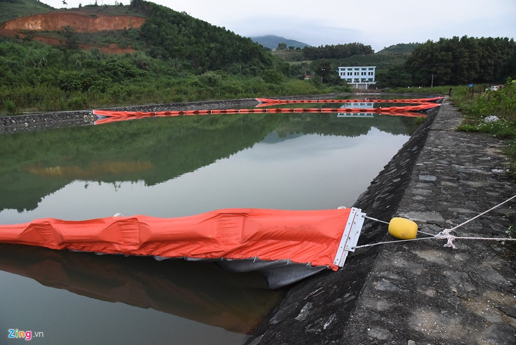 Giăng lưới lọc, thả vi sinh vật ăn dầu tại vùng nước sông Đà nhiễm bẩn - Ảnh 4. Giăng lưới lọc, thả vi sinh vật ăn dầu tại vùng nước sông Đà nhiễm bẩn - Ảnh 4.