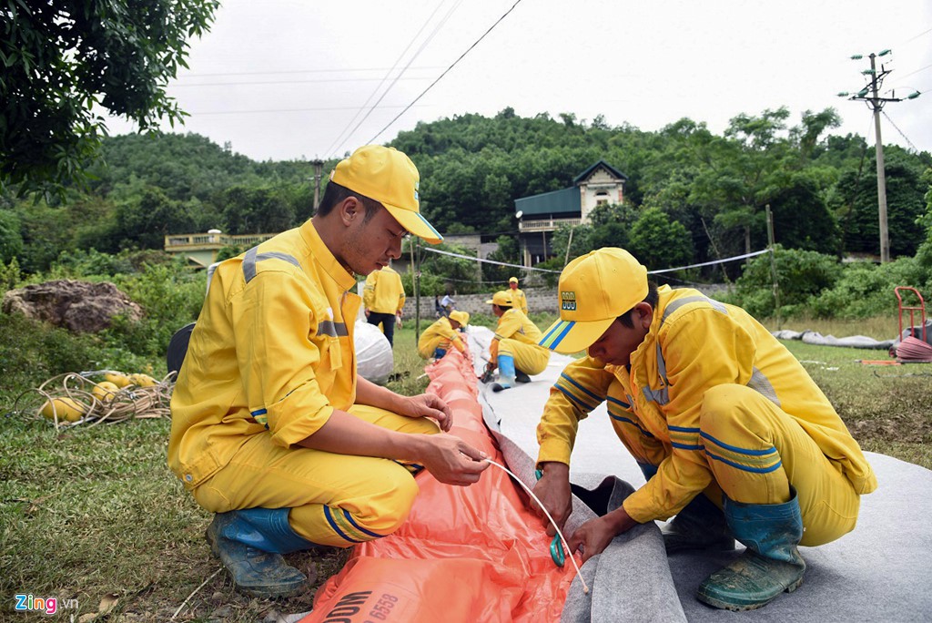 Giăng lưới lọc, thả vi sinh vật ăn dầu tại vùng nước sông Đà nhiễm bẩn - Ảnh 5. Giăng lưới lọc, thả vi sinh vật ăn dầu tại vùng nước sông Đà nhiễm bẩn - Ảnh 5.