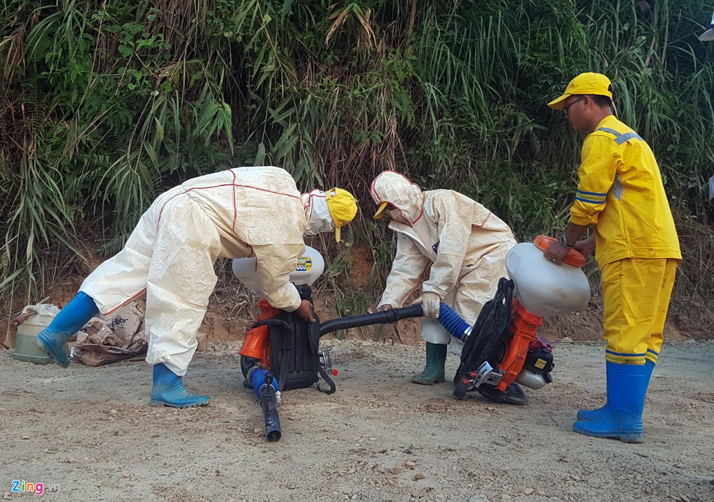 Giăng lưới lọc, thả vi sinh vật ăn dầu tại vùng nước sông Đà nhiễm bẩn - Ảnh 7. Giăng lưới lọc, thả vi sinh vật ăn dầu tại vùng nước sông Đà nhiễm bẩn - Ảnh 7.