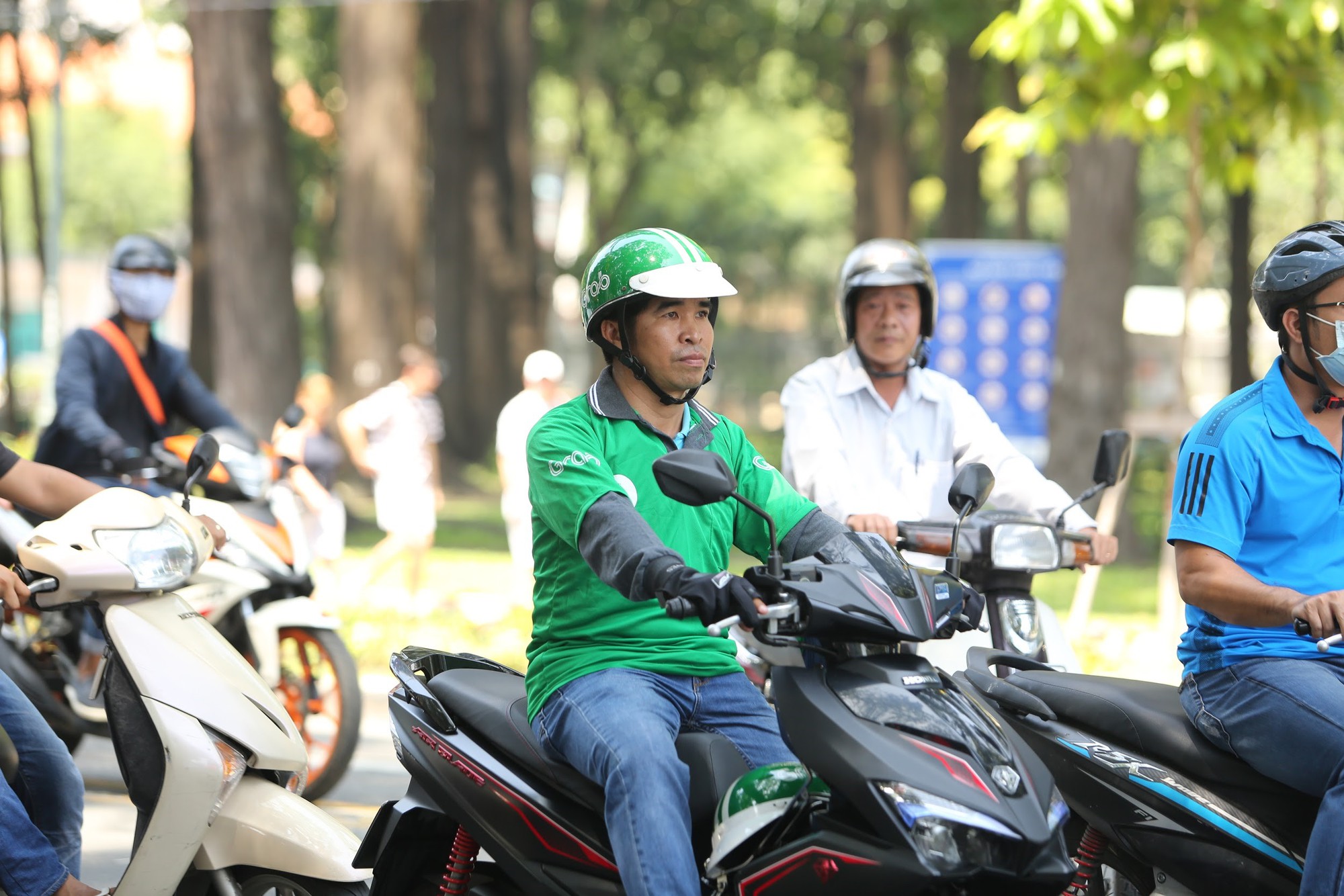 Tai-xe-cong-nghe-ngao-ngan-khi-khach-hang-tre-hen-2