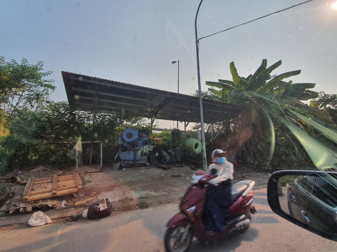 'Xẻ thịt' hàng nghìn m2 đất hành lang cao tốc làm bãi xe, nhà xưởng - Ảnh 2. 'Xẻ thịt' hàng nghìn m2 đất hành lang cao tốc làm bãi xe, nhà xưởng - Ảnh 2.