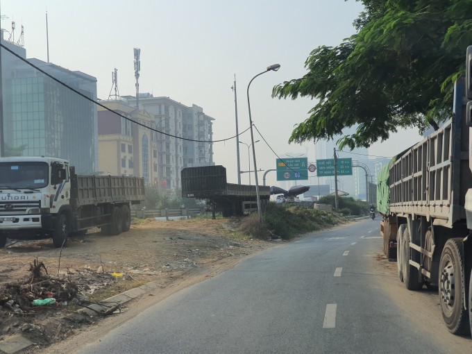 'Xẻ thịt' hàng nghìn m2 đất hành lang cao tốc làm bãi xe, nhà xưởng - Ảnh 3. 'Xẻ thịt' hàng nghìn m2 đất hành lang cao tốc làm bãi xe, nhà xưởng - Ảnh 3.