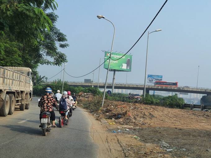 'Xẻ thịt' hàng nghìn m2 đất hành lang cao tốc làm bãi xe, nhà xưởng - Ảnh 5. 'Xẻ thịt' hàng nghìn m2 đất hành lang cao tốc làm bãi xe, nhà xưởng - Ảnh 5.