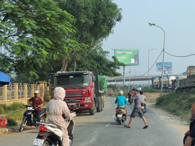 'Xẻ thịt' hàng nghìn m2 đất hành lang cao tốc làm bãi xe, nhà xưởng - Ảnh 7. 'Xẻ thịt' hàng nghìn m2 đất hành lang cao tốc làm bãi xe, nhà xưởng - Ảnh 7.