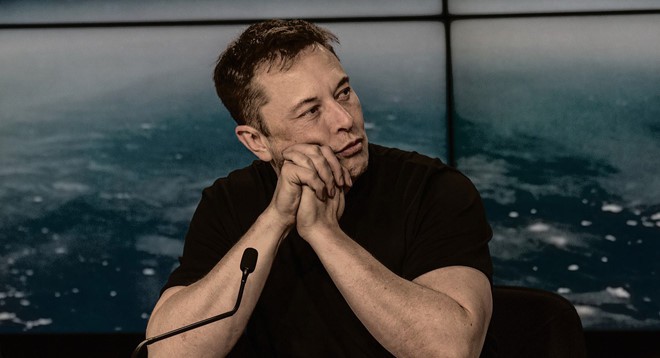 Ông chủ Tesla Elon Musk sở hữu toàn cổ phần, túng thiếu tiền mặt - Ảnh 1.