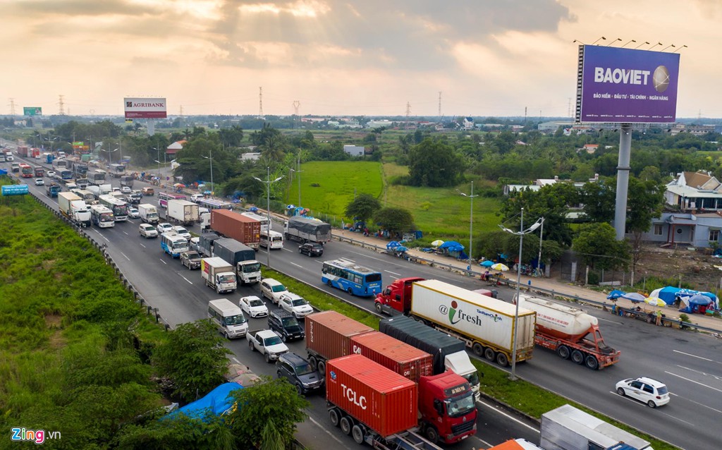 Cao tốc TP HCM - Trung Lương lộn xộn khi tạm dừng thu phí - Ảnh 2. Cao tốc TP HCM - Trung Lương lộn xộn khi tạm dừng thu phí - Ảnh 2.