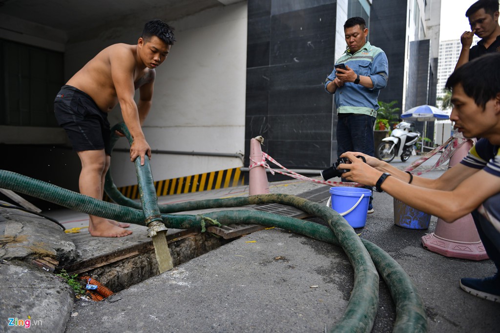 Nước đặc sệt, bốc mùi dầu khi thau rửa bể chung cư Hà Nội - Ảnh 1.