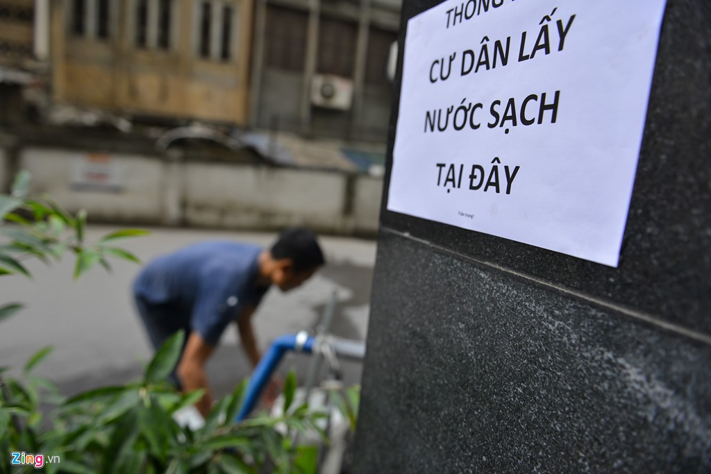 Nước đặc sệt, bốc mùi dầu khi thau rửa bể chung cư Hà Nội - Ảnh 11.